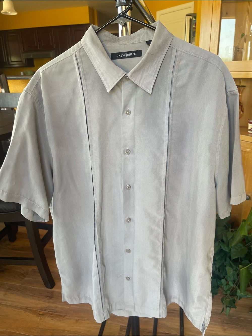 Men’s Short-Sleeve Button-Up Shirt in Light Gray